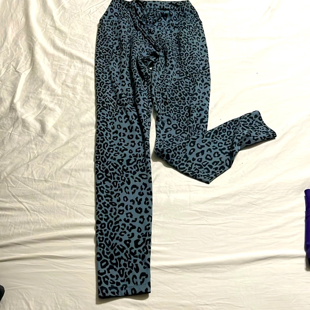 Pink Active Legging
Size small 
77% recycled polyester 
23% Elastane
Stretchy